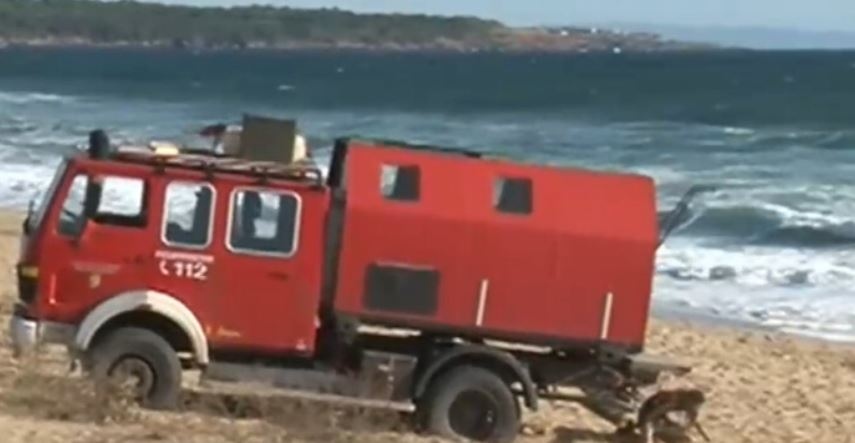 Напрежение на плаж Алепу след като пожарникарска кола превърната в